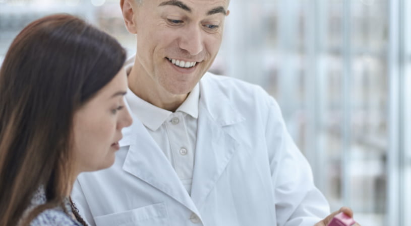 farmaceutica-joven-hispana-sonriendo-segura-de-pie-con-gesto-de-brazos-cruzados-en-la-farmacia-copia Farmacia en Sopelana